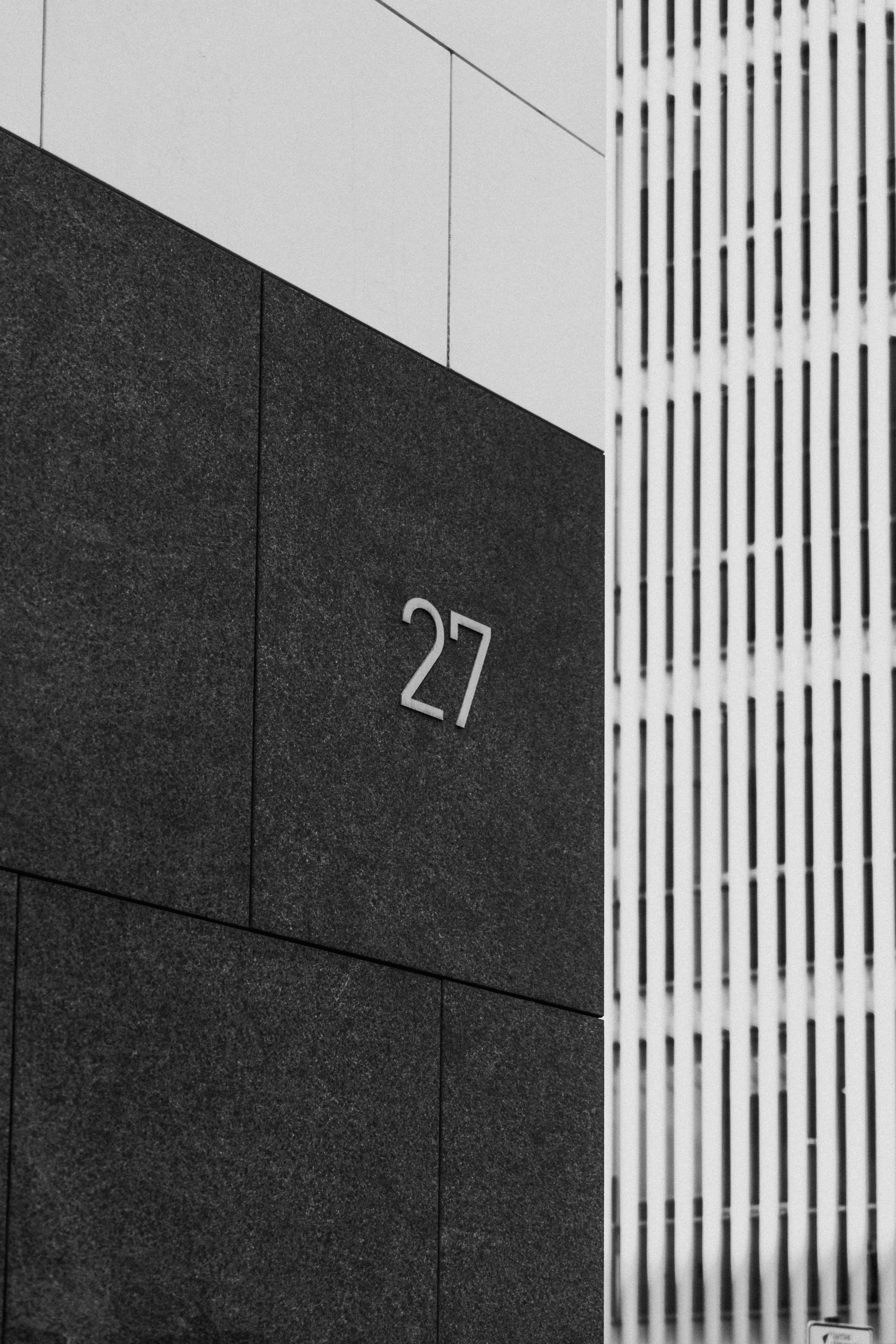 Mur noir et blanc avec le numéro 2