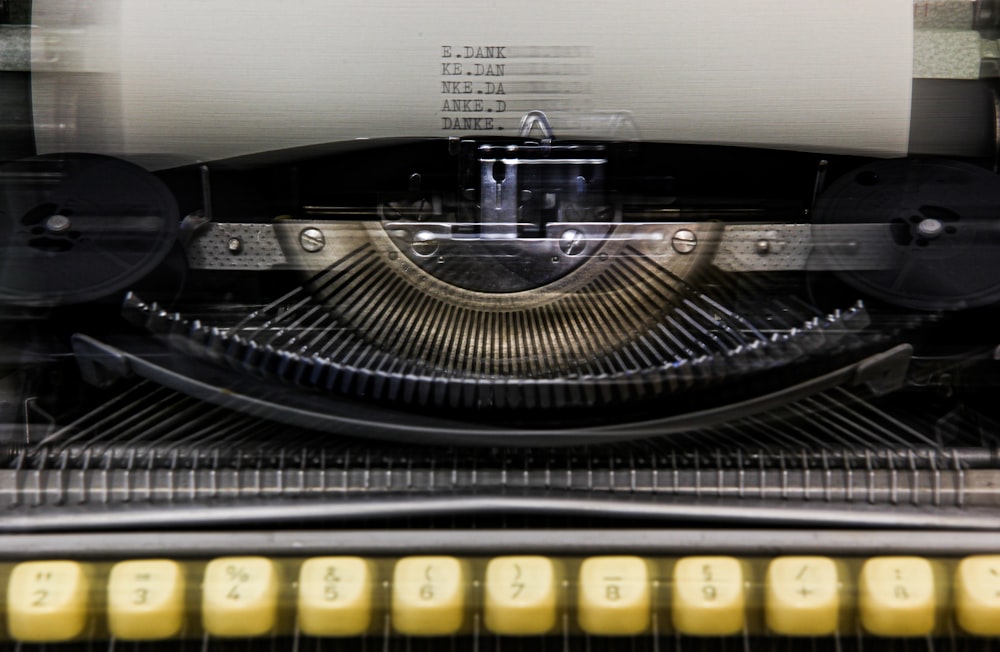 máquina de escribir en blanco y negro sobre mesa blanca