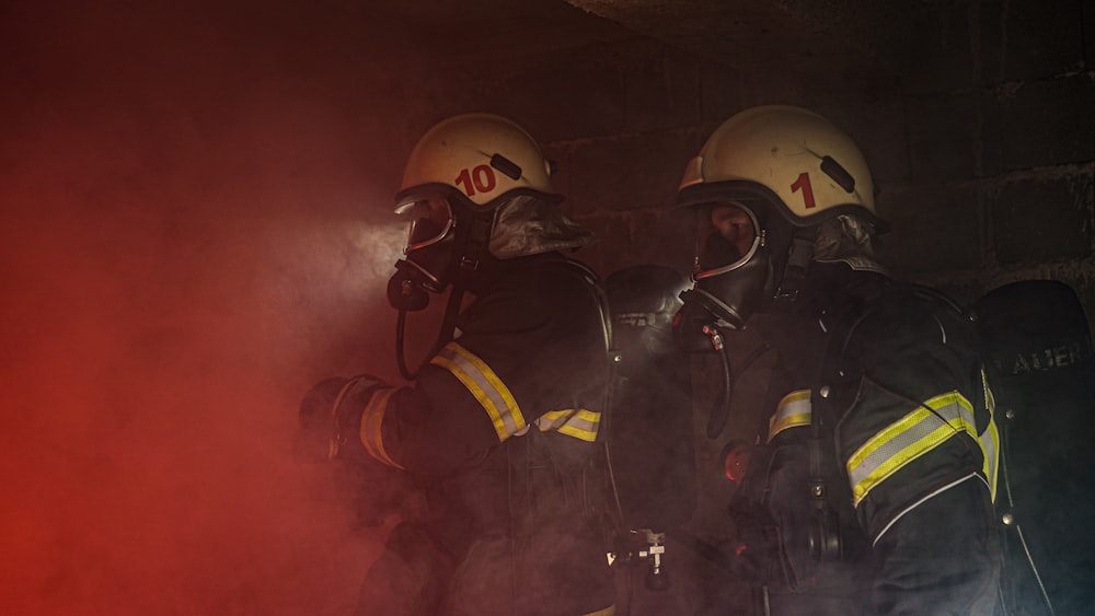 uomo in casco nero e casco