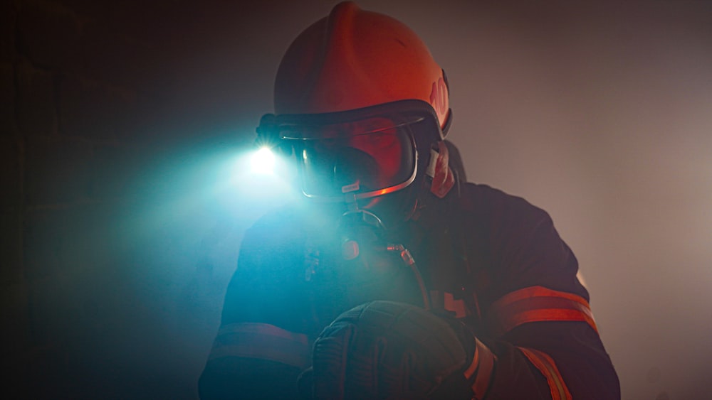 uomo in giacca nera che indossa occhiali e casco neri