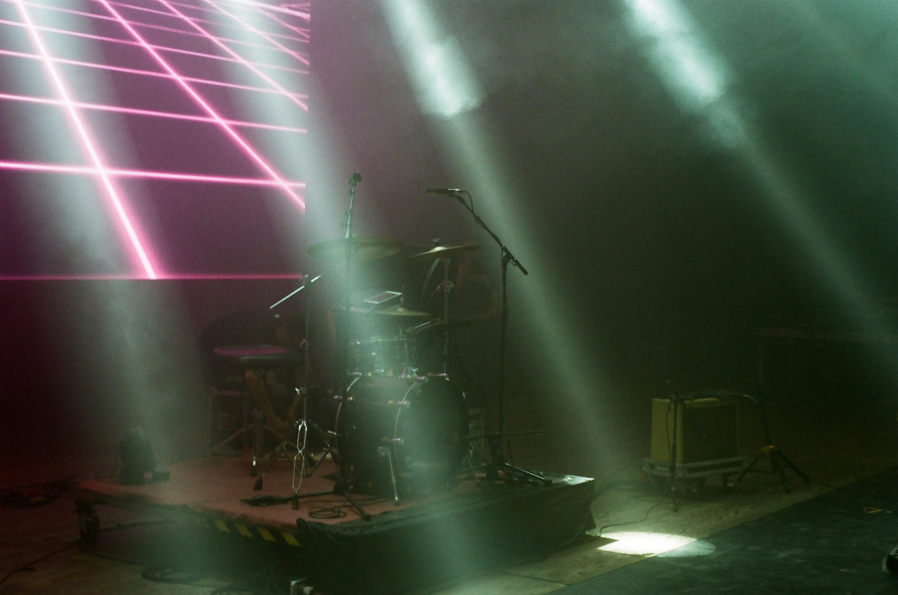 escenario con luces encendidas durante la noche