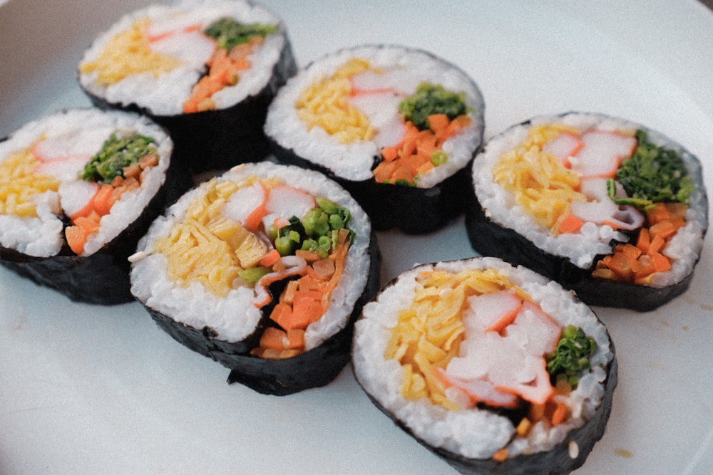 Sushi en plato de cerámica blanca