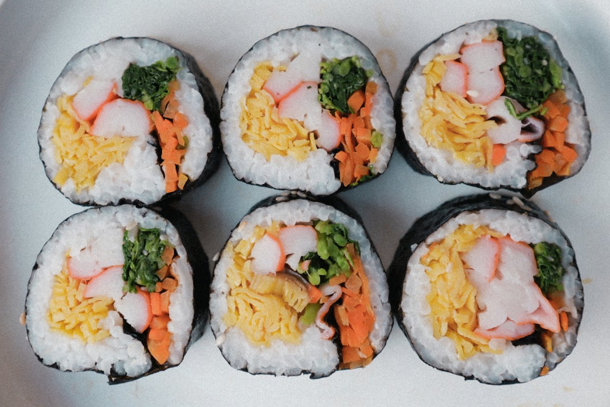 Kimbap bao nhiêu calo: các miếng kimbap cắt sẵn với nhân trứng, thanh cua, cà rốt, rau