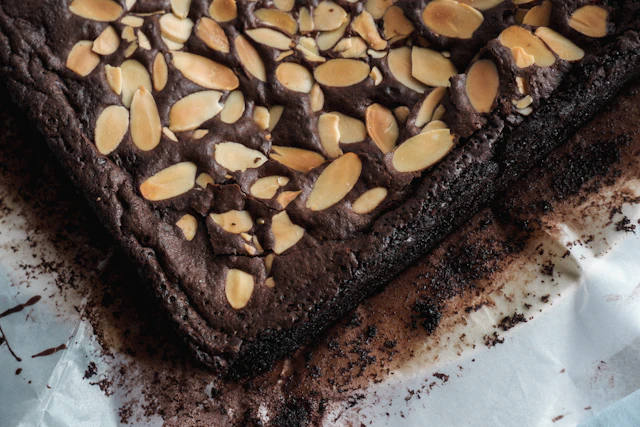 Almond Crispy Brownie