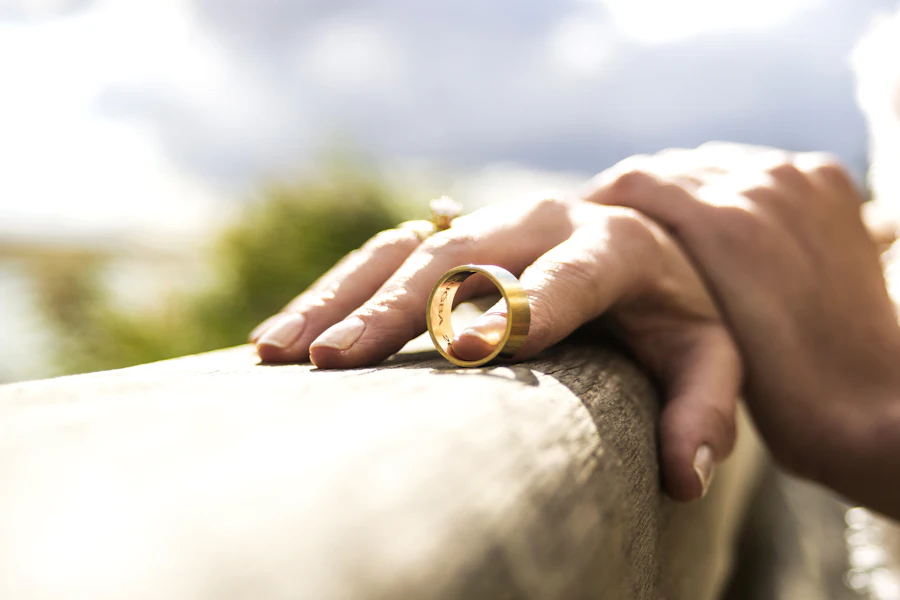 Aliança de casamento representando processo de divórcio