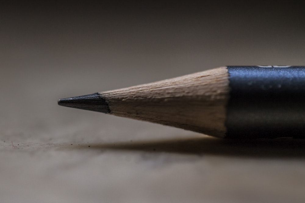 lápis preto e marrom na superfície branca