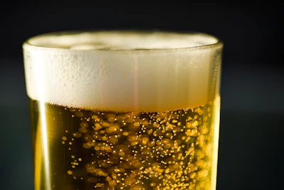 맥주잔 표면의 거품과 기포 클로즈업