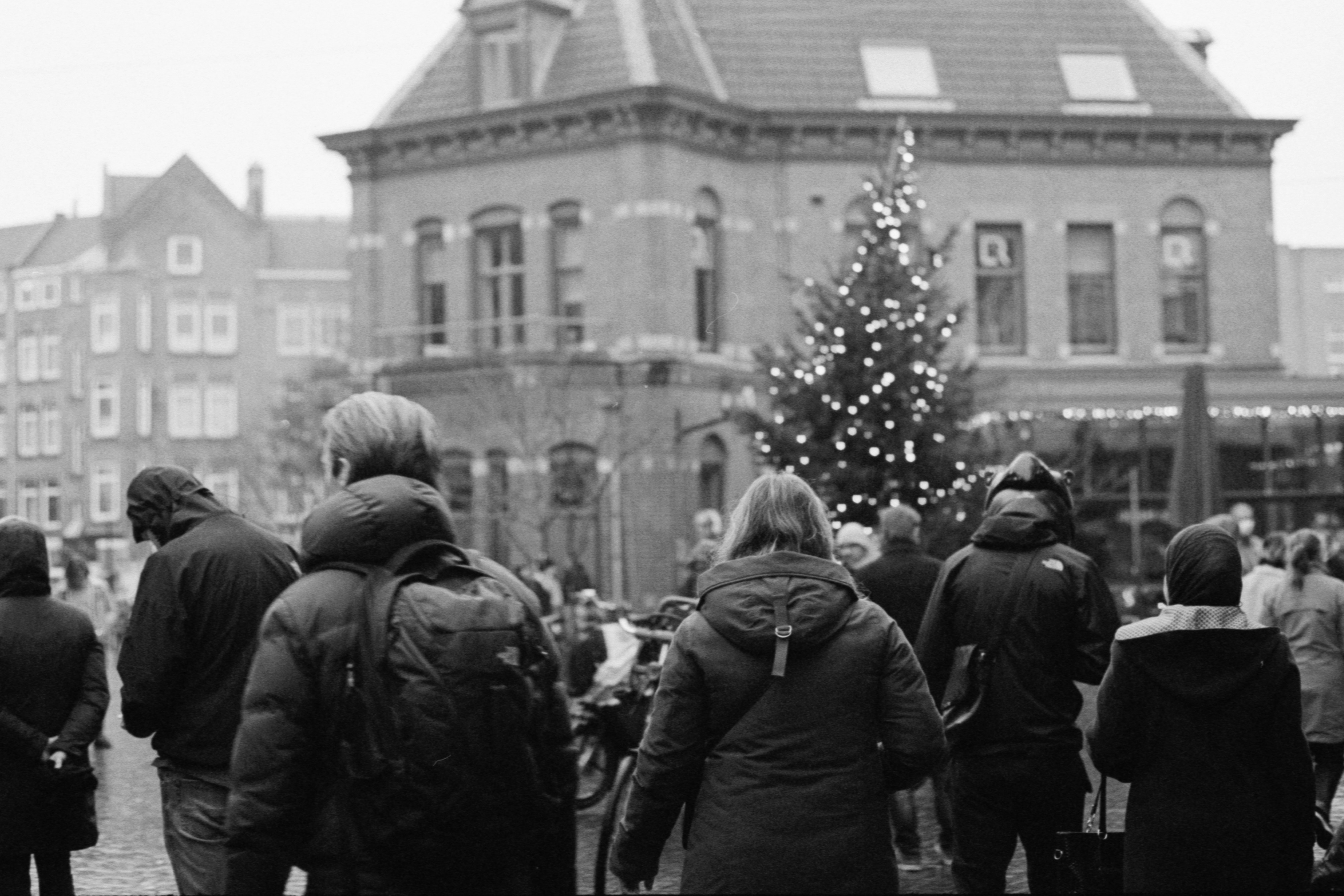 9 people, mostly children, shot as holiday crowd turns violent in the Loop; 1 dead