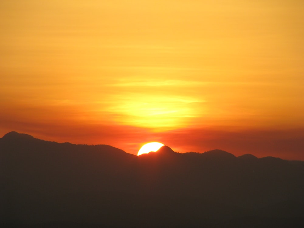 silhouette de montagne au coucher du soleil