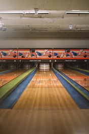 green and red train station