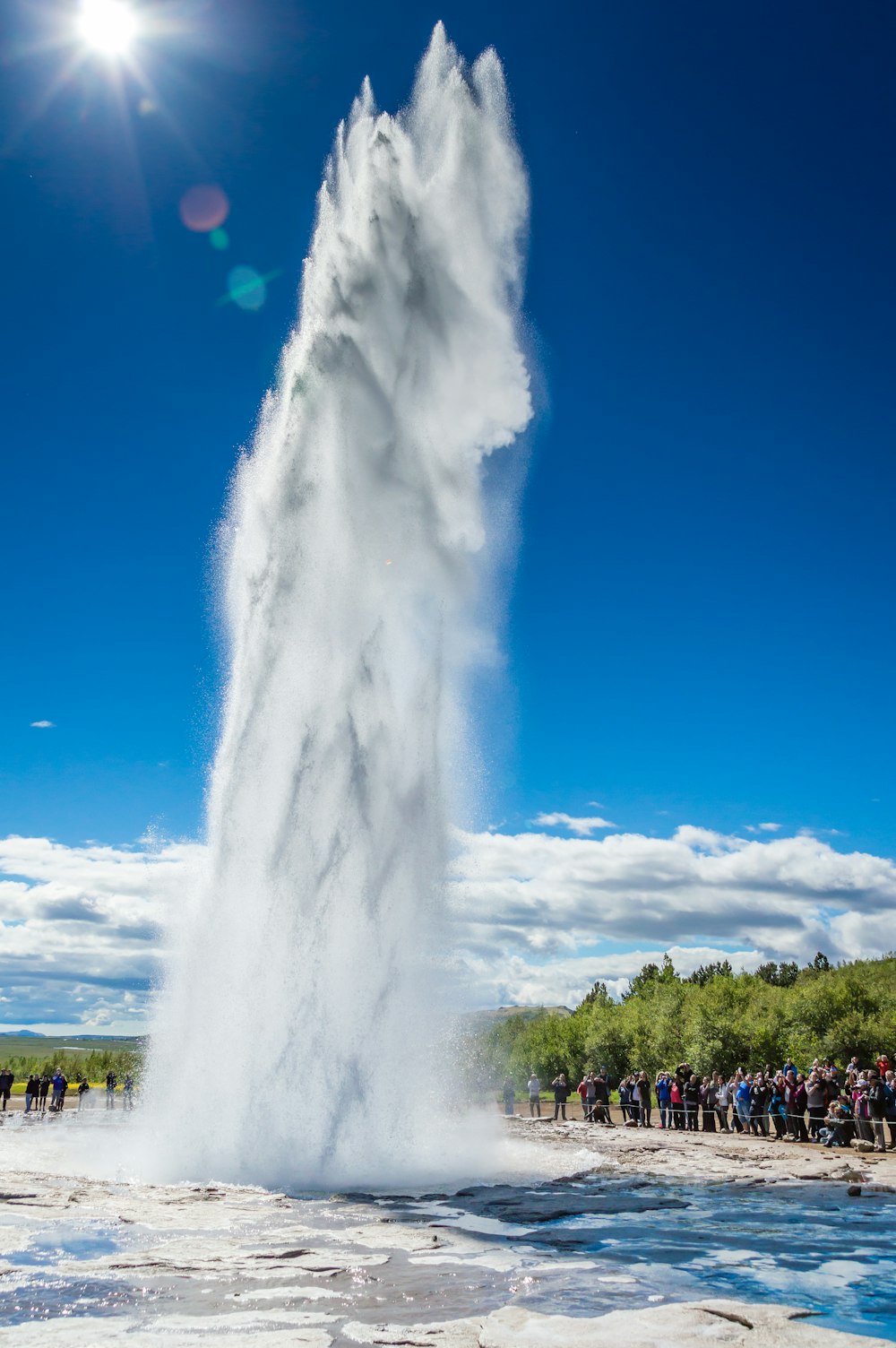 Fuente blanca bajo el cielo azul durante el día