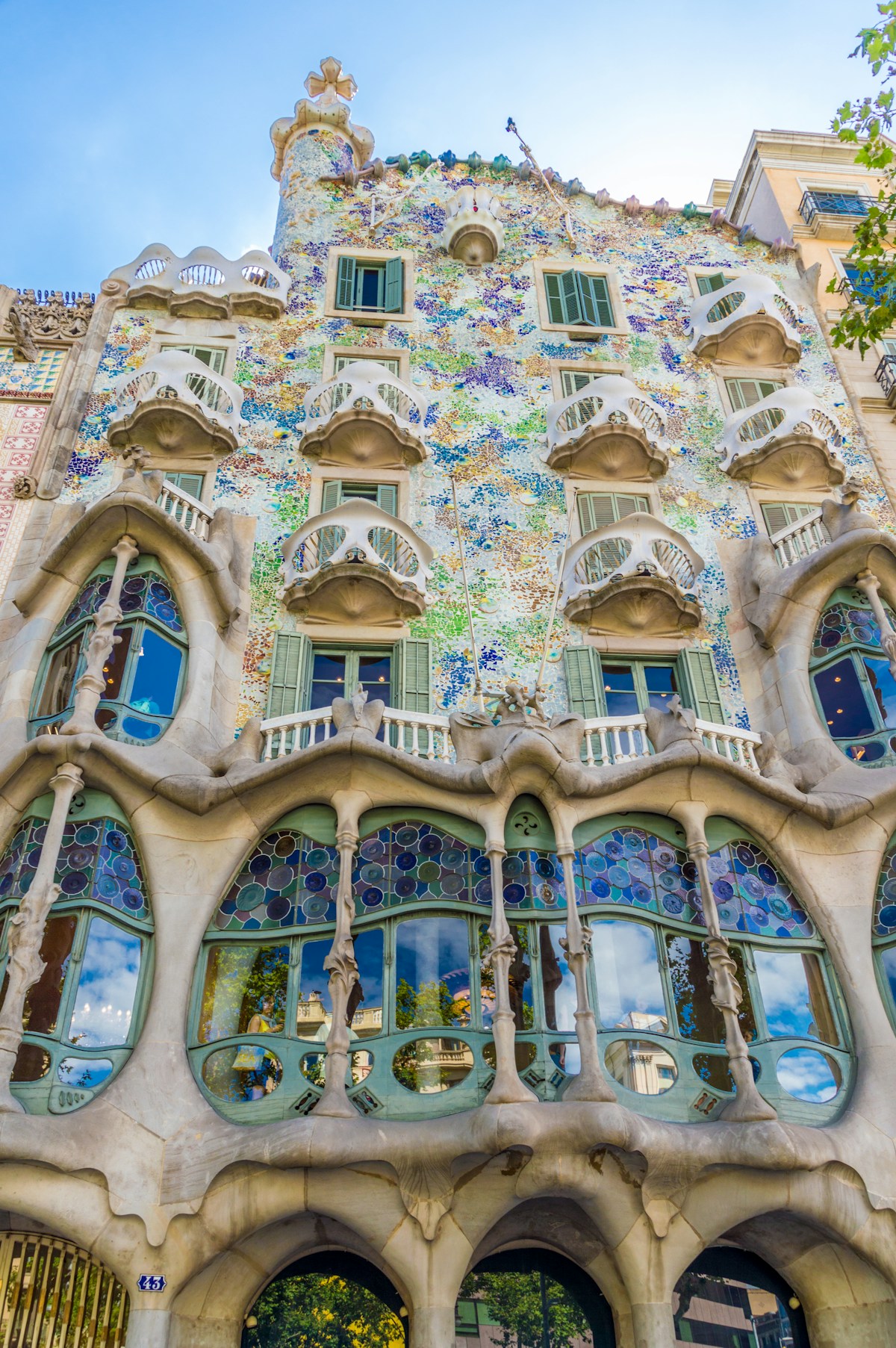 Fachada de edificio rehabilitado en Barcelona con mejoras de eficiencia energética