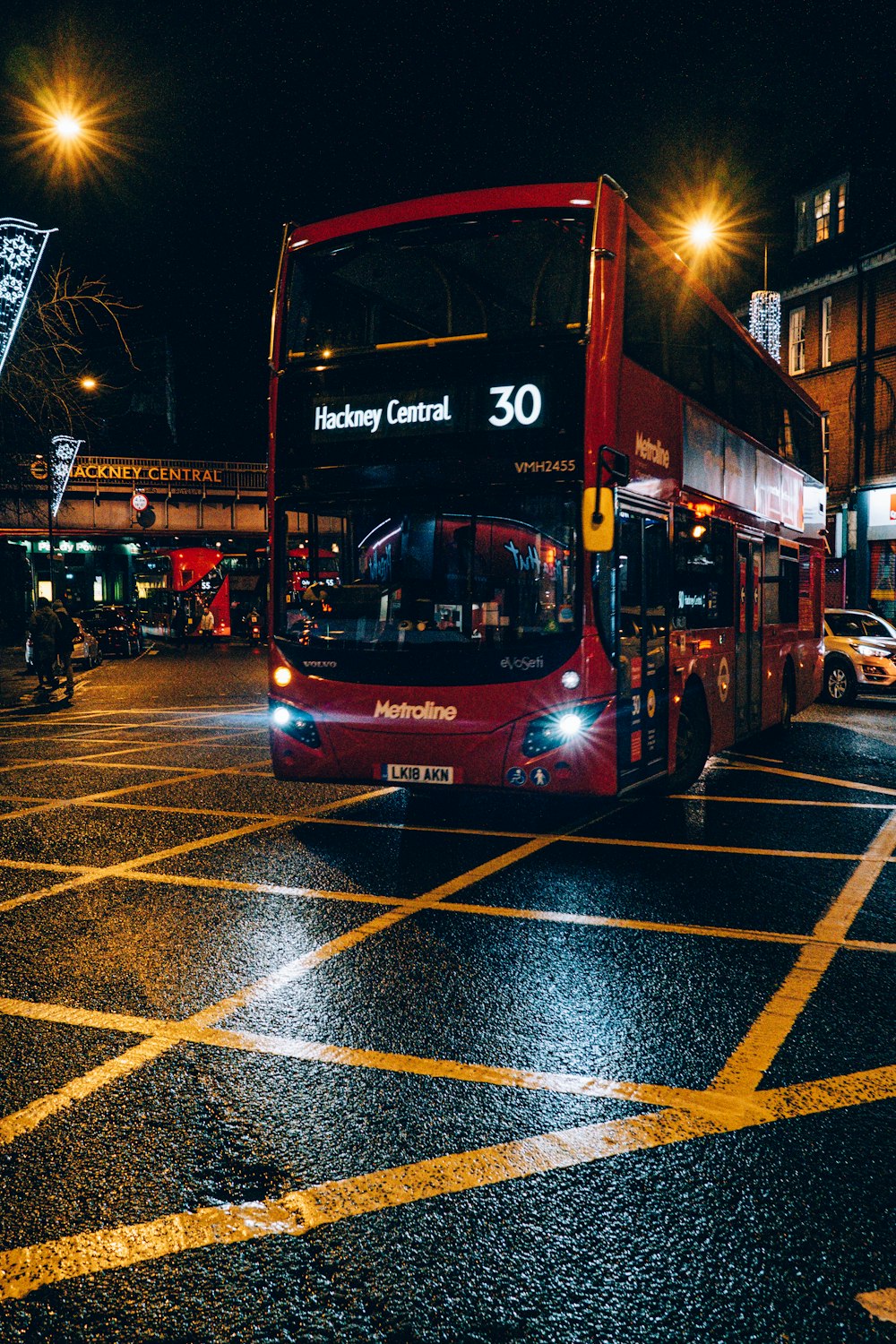 Roter Doppeldeckerbus nachts unterwegs