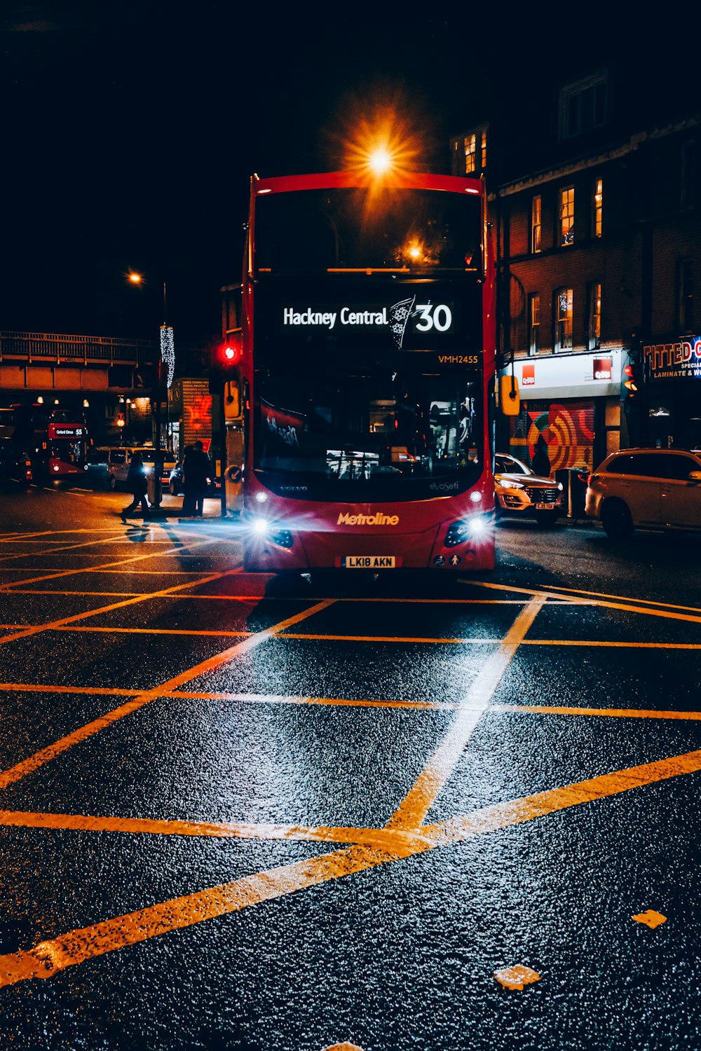 rot-schwarzer Doppeldeckerbus nachts unterwegs
