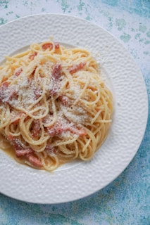 pâtes d'un restaurant italien sur une assiette en céramique blanche