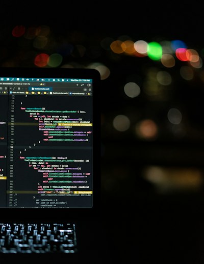 Безопасность Swift (iOS/macOS) приложений: от уязвимости к защите — Алексей Воронов — обложка книги