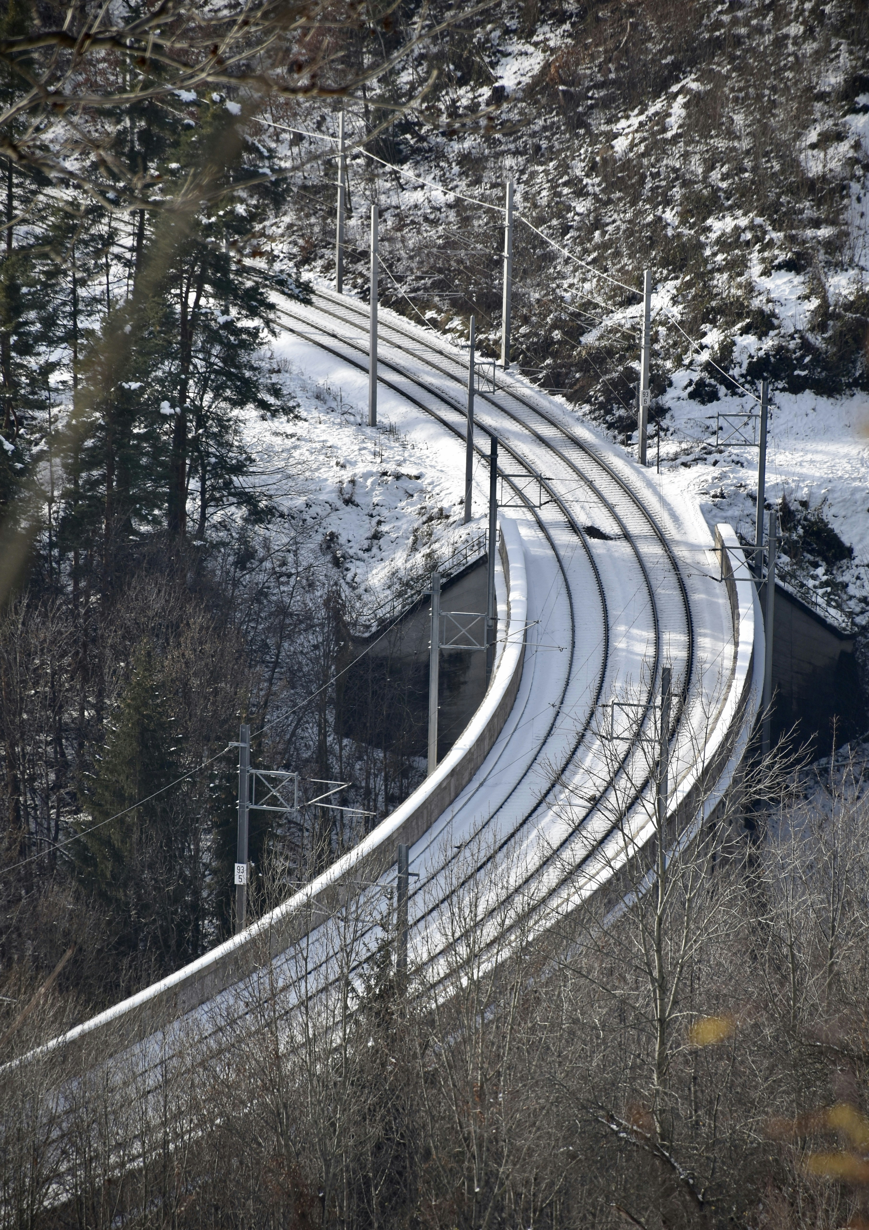 Graue Betonbrücke über den Fluss