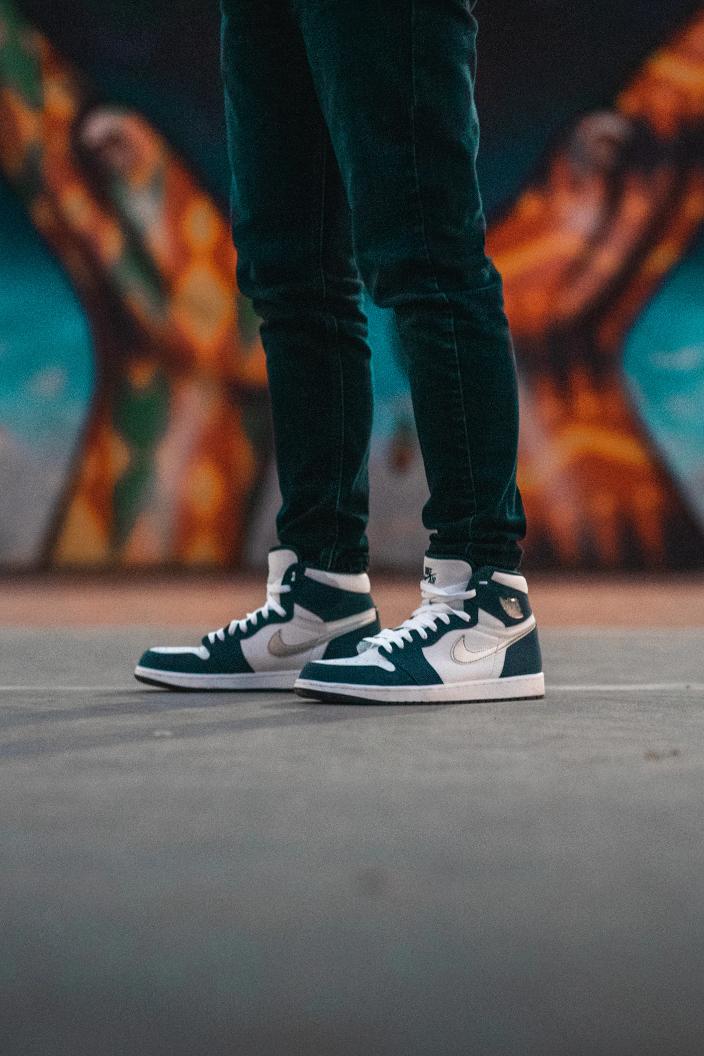 Gaya streetwear dengan sneakers
