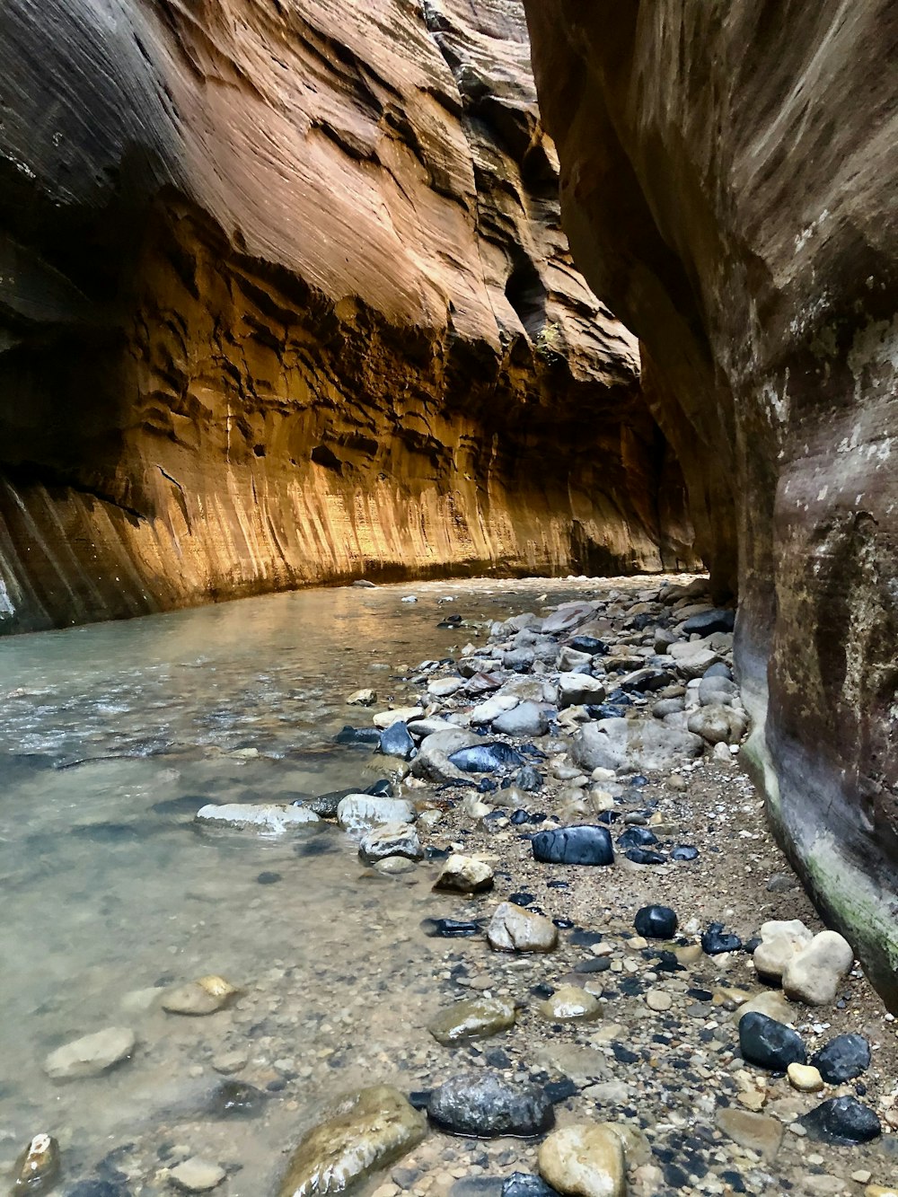 Braune Felsformation in der Nähe des Flusses tagsüber