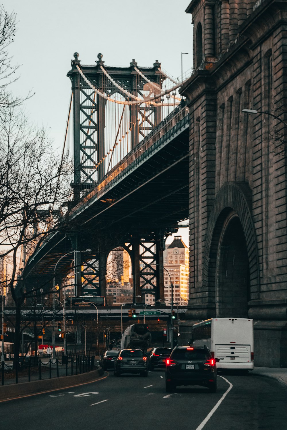 persone che camminano sul ponte durante il giorno