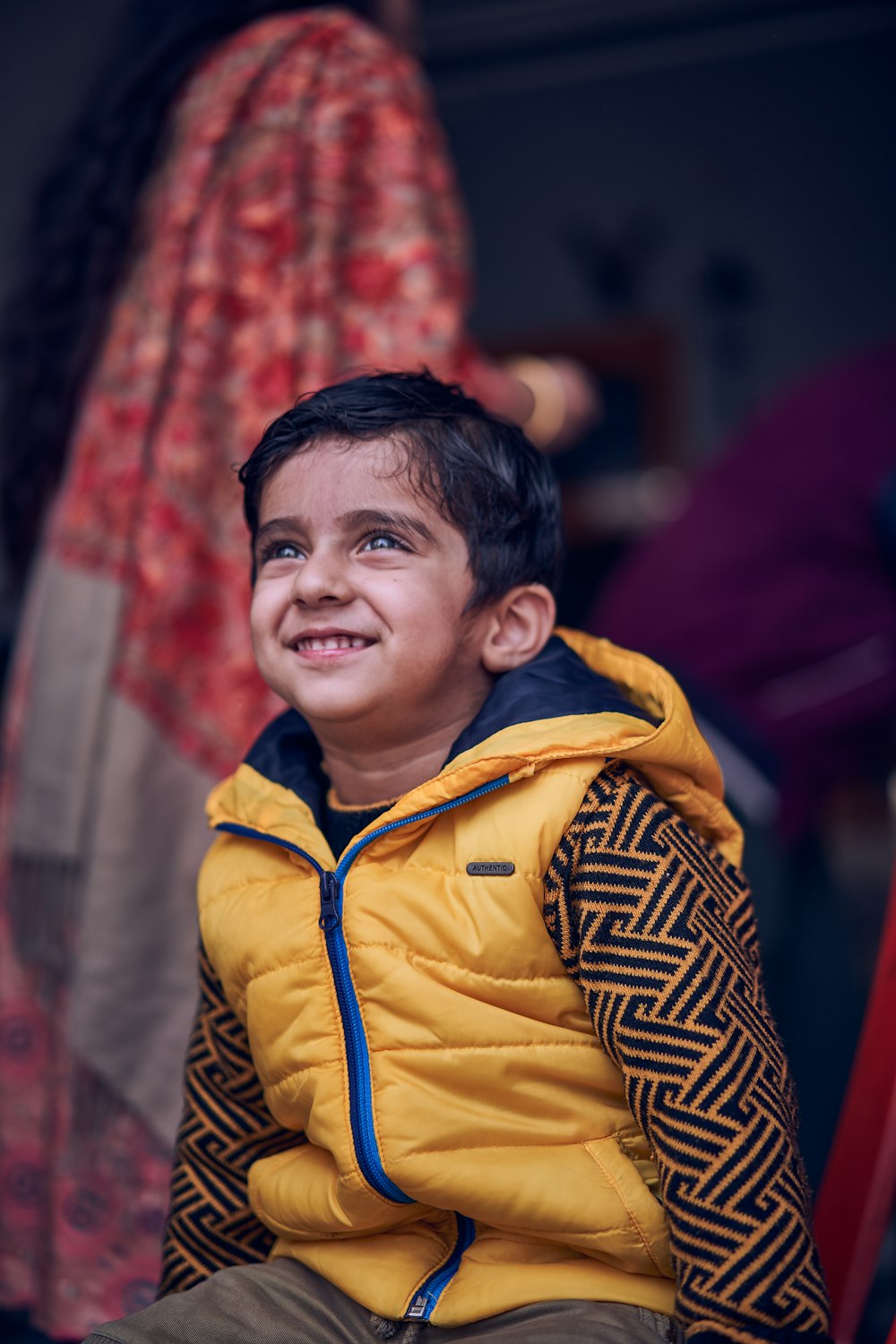 Foto Niño con chaqueta amarilla y azul con cremallera sonriendo – Imagen  Sonrisa gratis en Unsplash