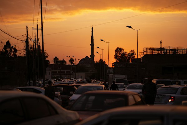 Cars parked on parking lot during sunset — Erbil, Iraq