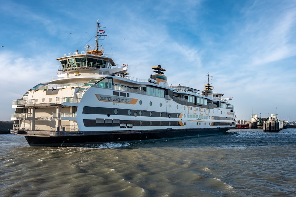 Crucero blanco en el mar bajo el cielo azul durante el día