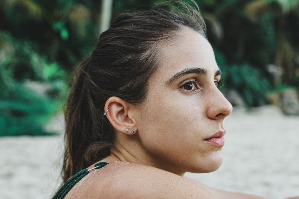 femme en débardeur noir