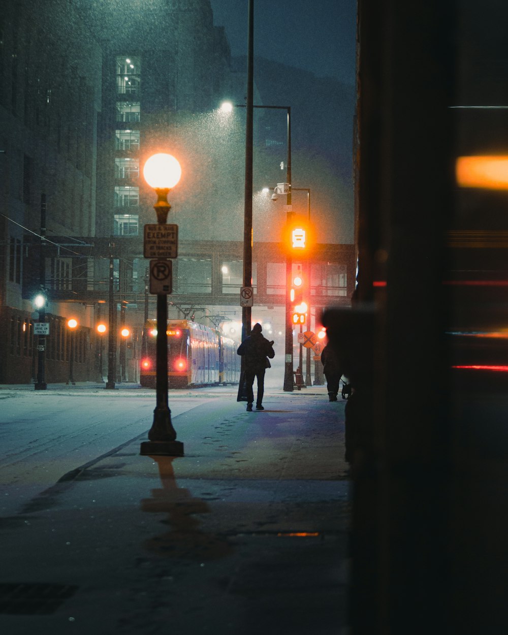 夜間に歩道を歩く人々