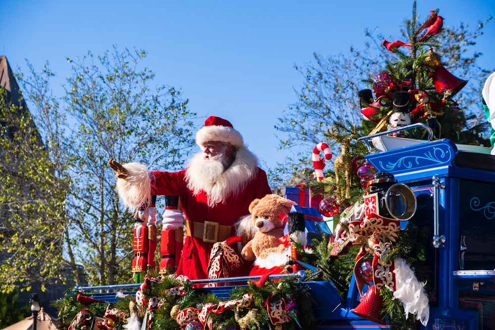 Der Weihnachtsmann fährt auf einem roten und blauen Wagen