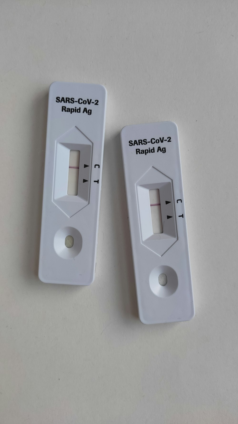 흰색과 검은 색 USB 플래시 드라이브