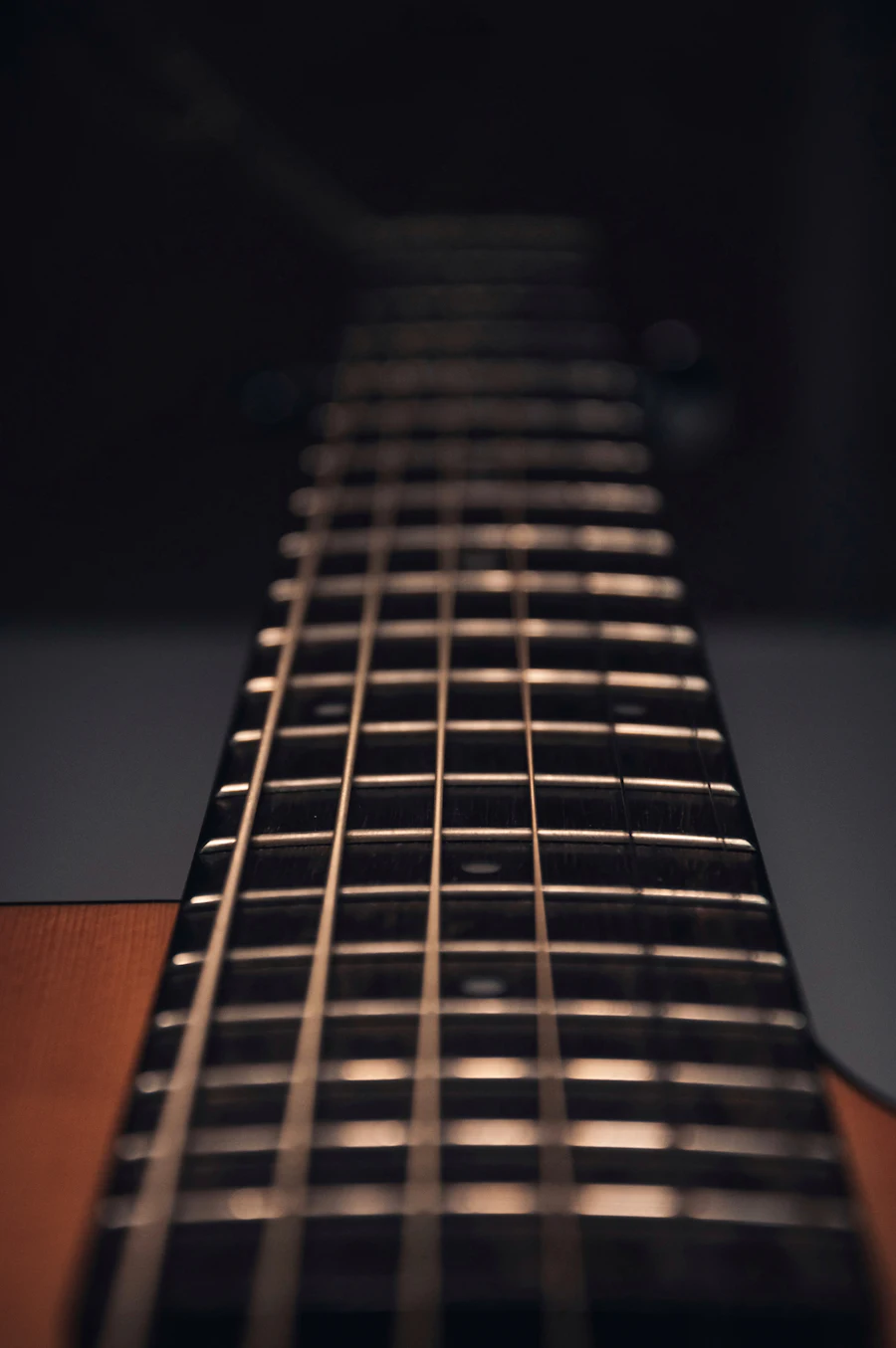 Guitarrista afinando guitarra acústica com afinador