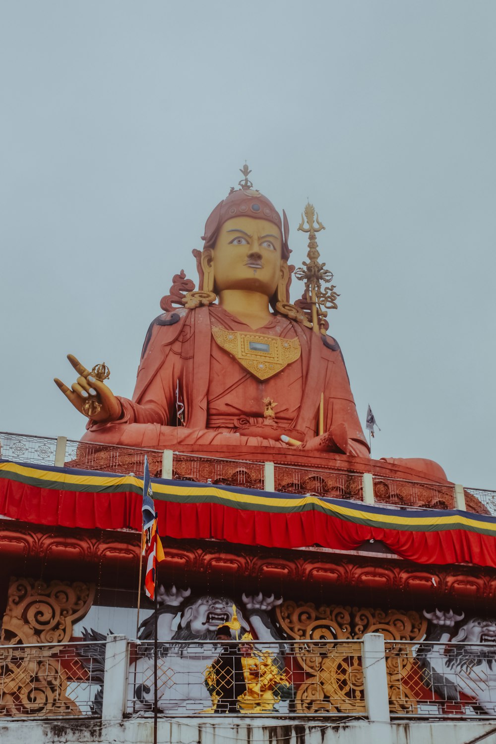 Statue de divinité hindoue sous le ciel blanc pendant la journée