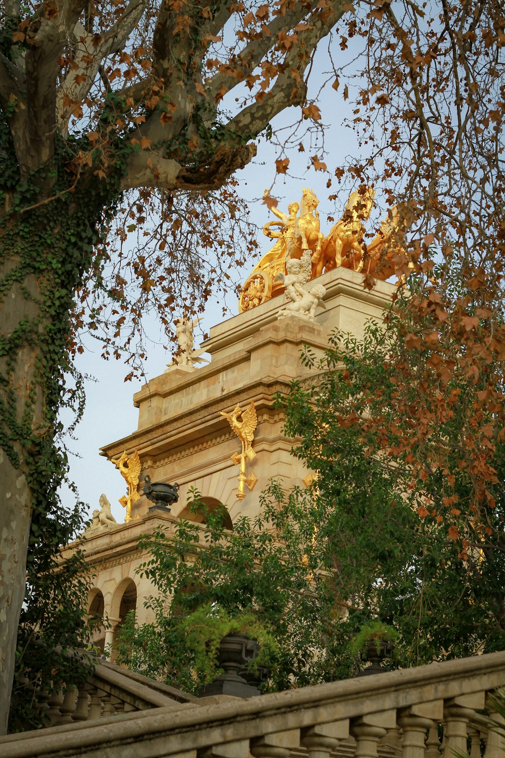 estatua de oro en la parte superior del edificio de hormigón blanco