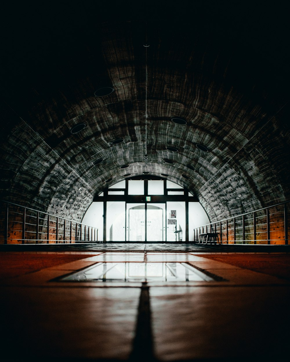 Brauner und grauer Tunnel mit Glasfenstern