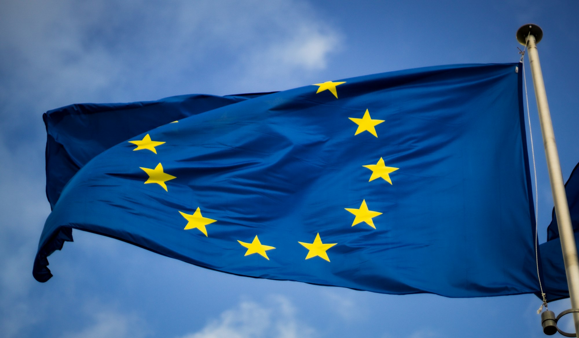 EU-Flagge vor blauem Himmel