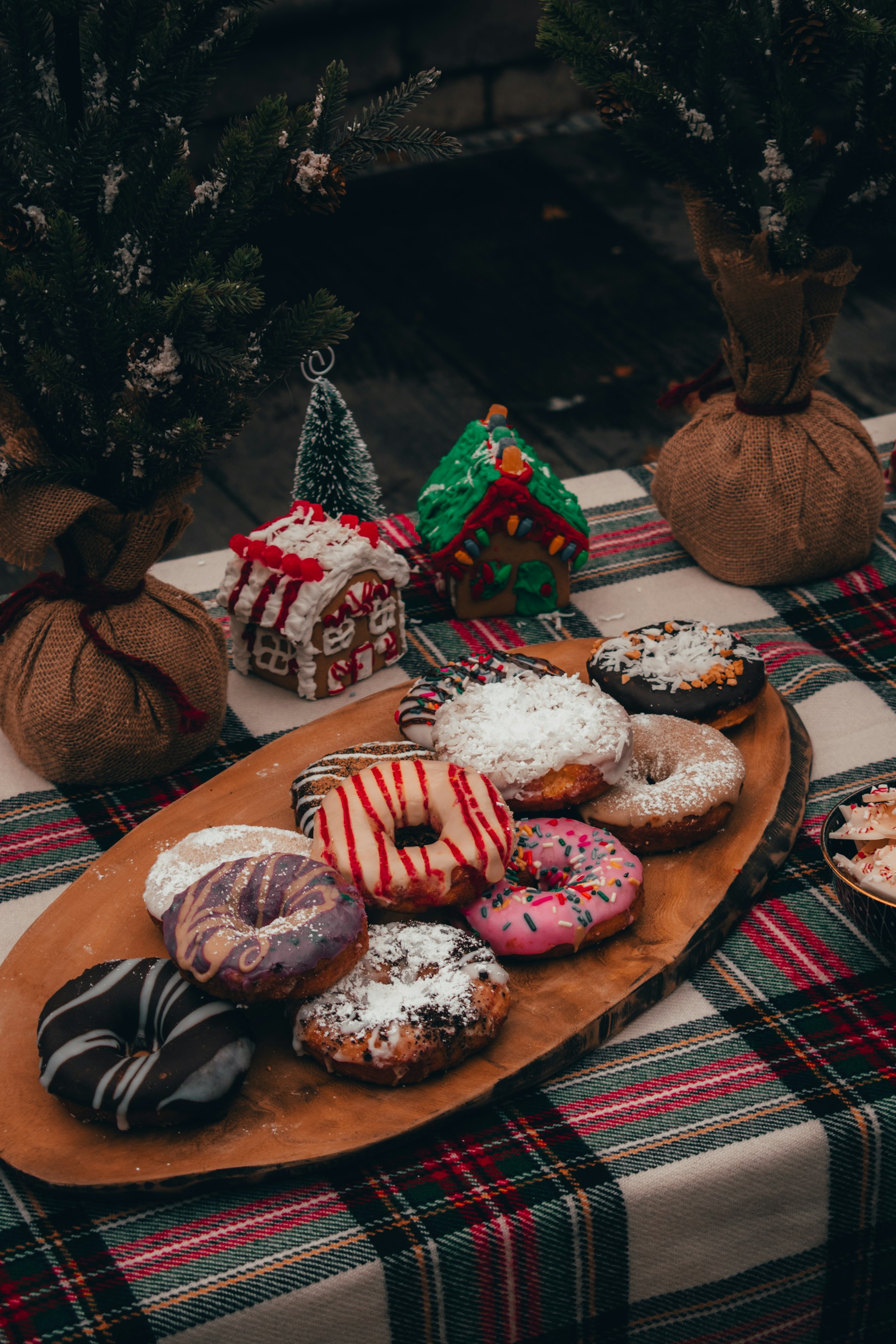 gray computer monitor