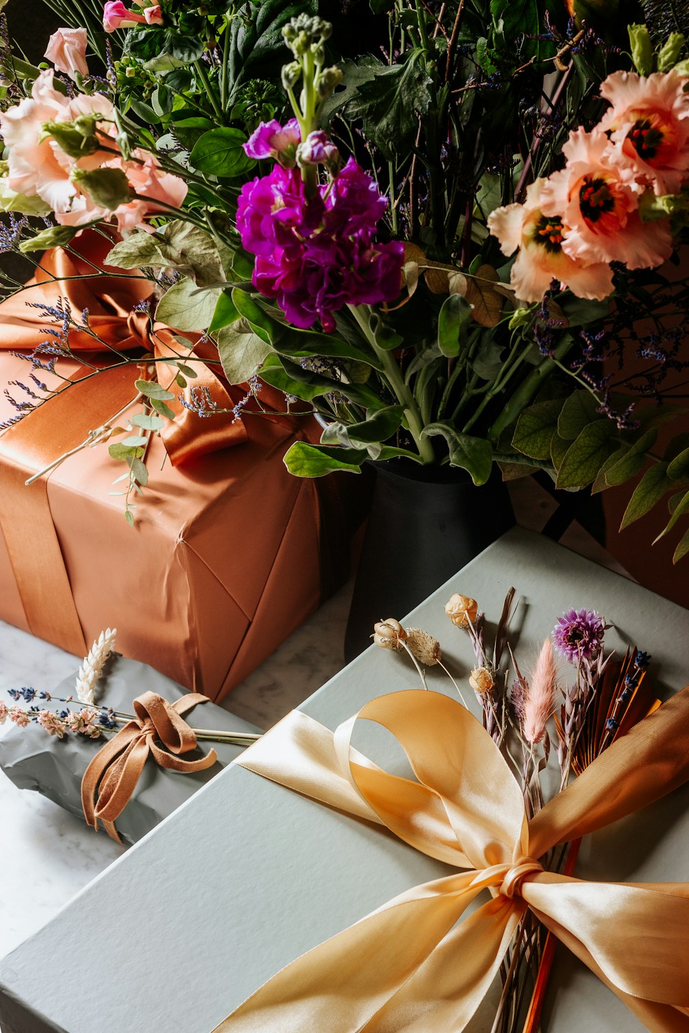 flores rosas y amarillas en una bolsa de papel marrón