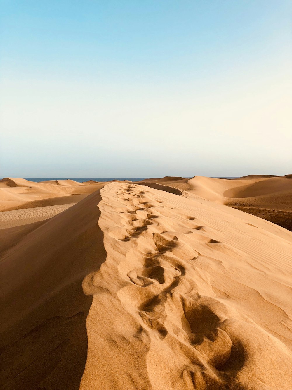 brauner Sand unter blauem Himmel tagsüber