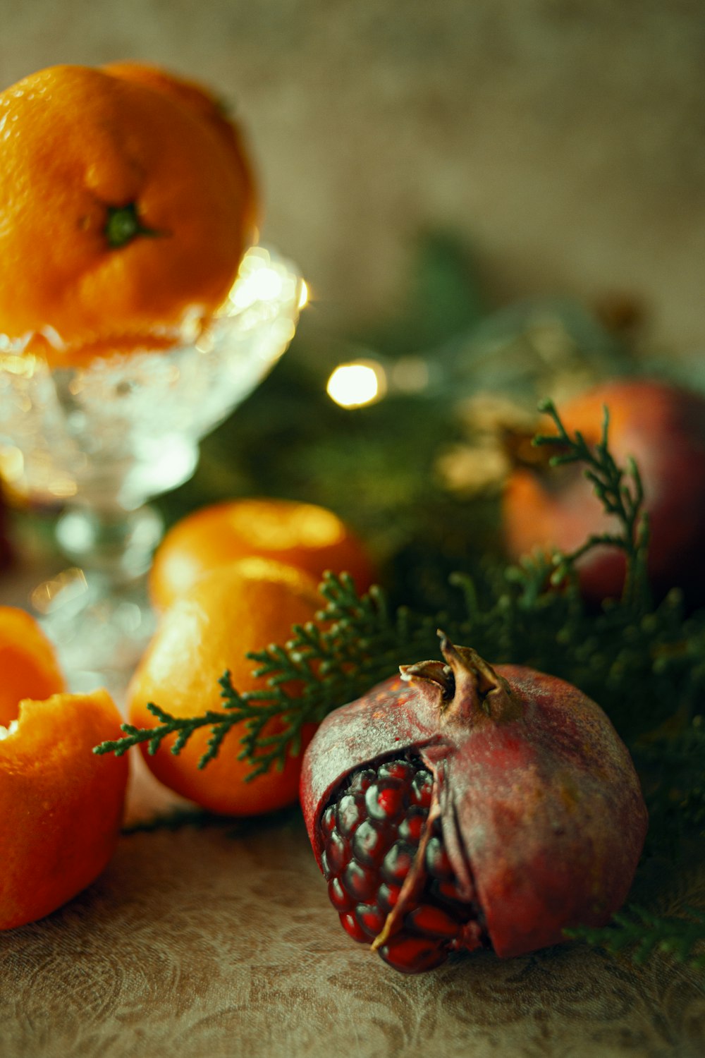 fruits rouges et jaunes sur table en bois brun