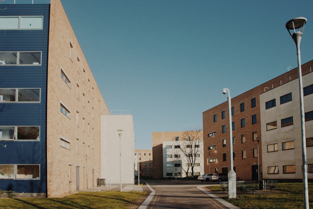 edificio in cemento bianco vicino al campo di erba verde durante il giorno