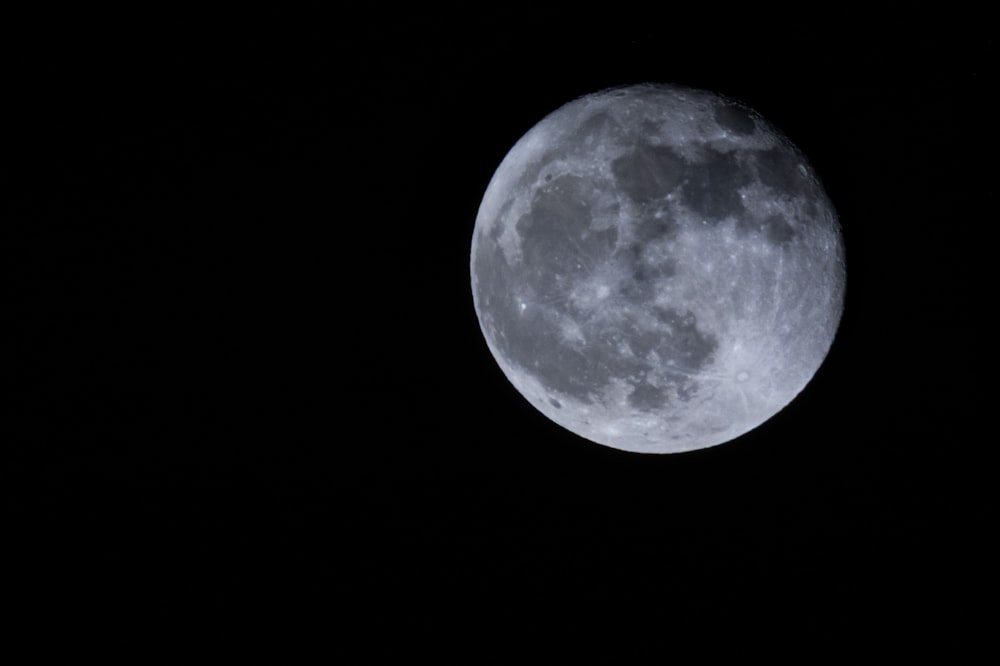 Luna piena su sfondo nero