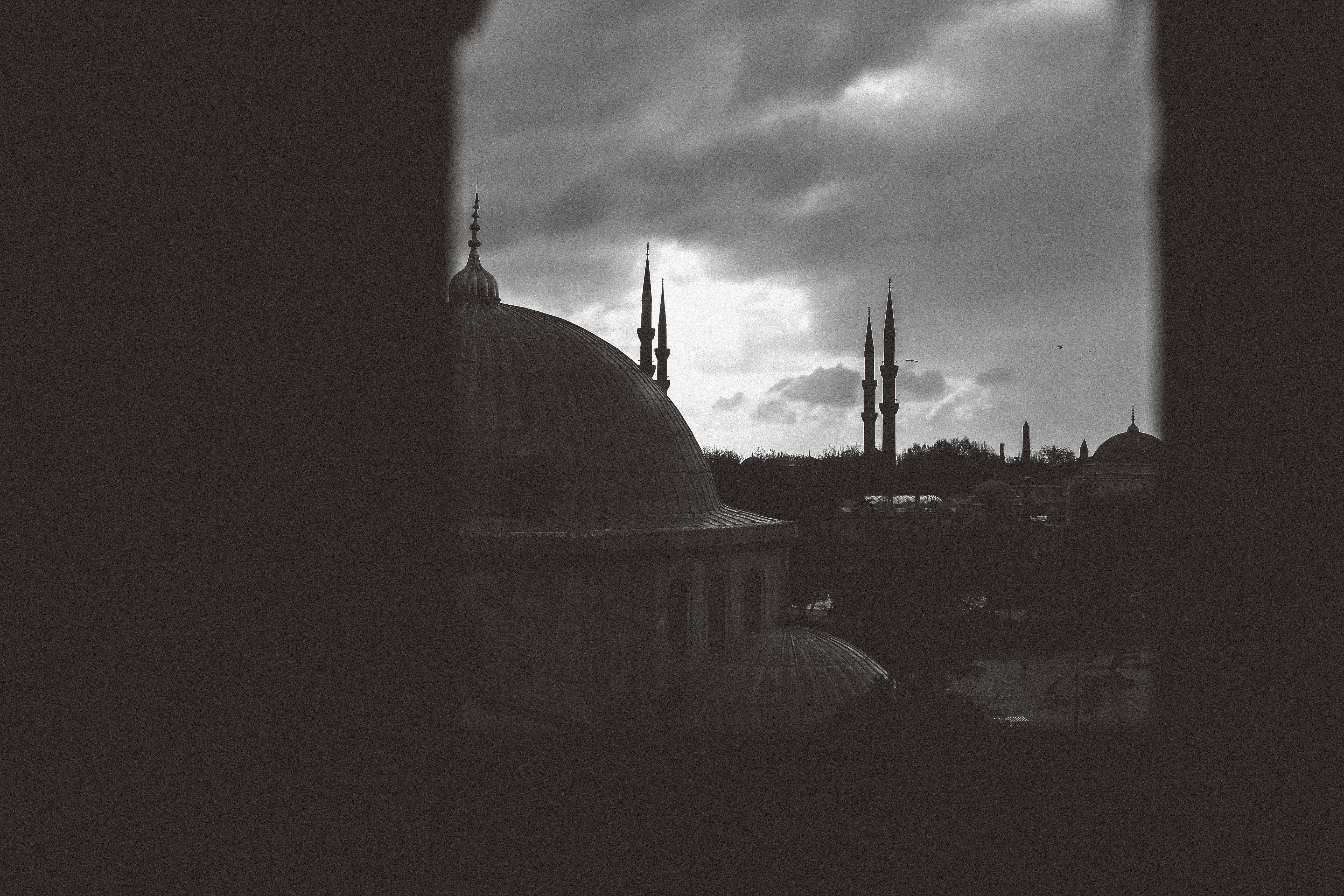 Osmanlı İmparatorluğu'ndaki toplumsal hiyerarşiyi, günlük yaşamı, kültürel çeşitliliği ve tarihi dokuyu yansıtan minyatür ve mimari görseller.