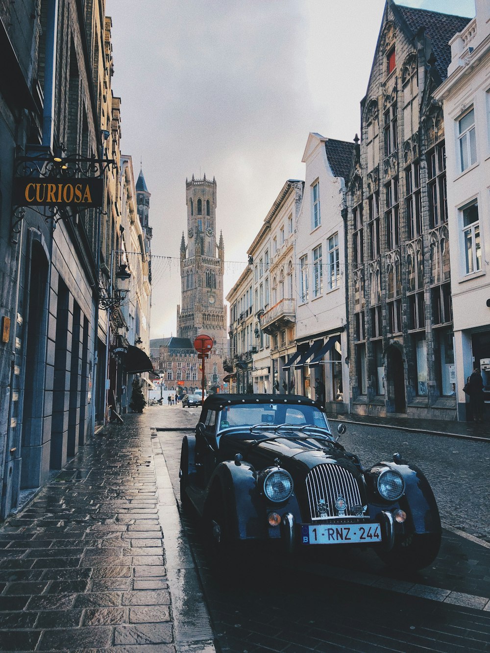 Porsche 911 nera parcheggiata in strada