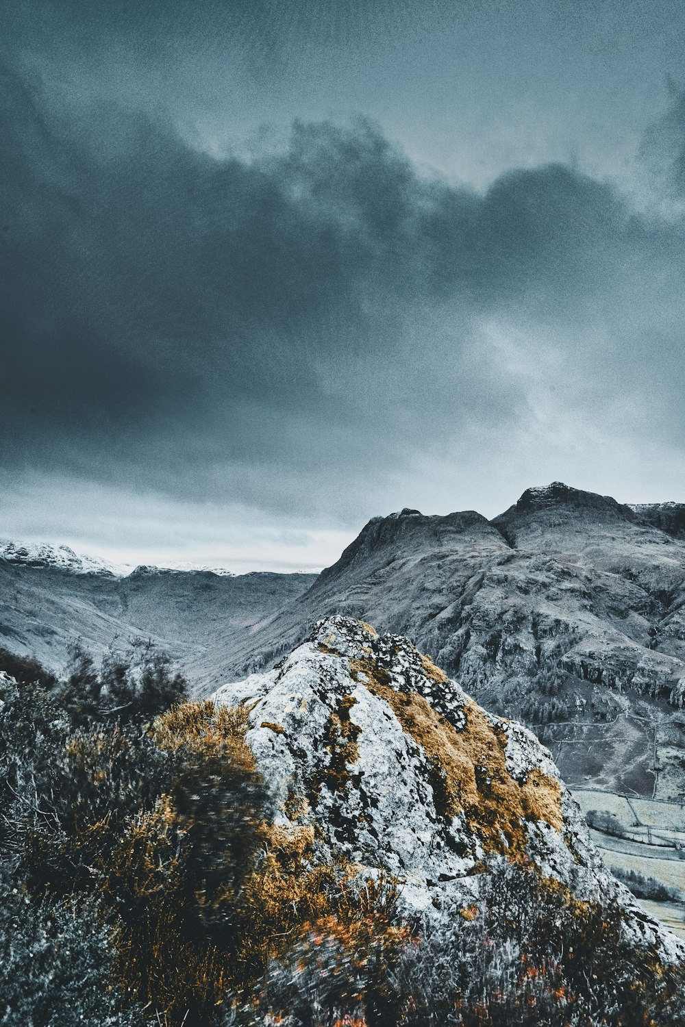 montagna innevata sotto il cielo nuvoloso durante il giorno