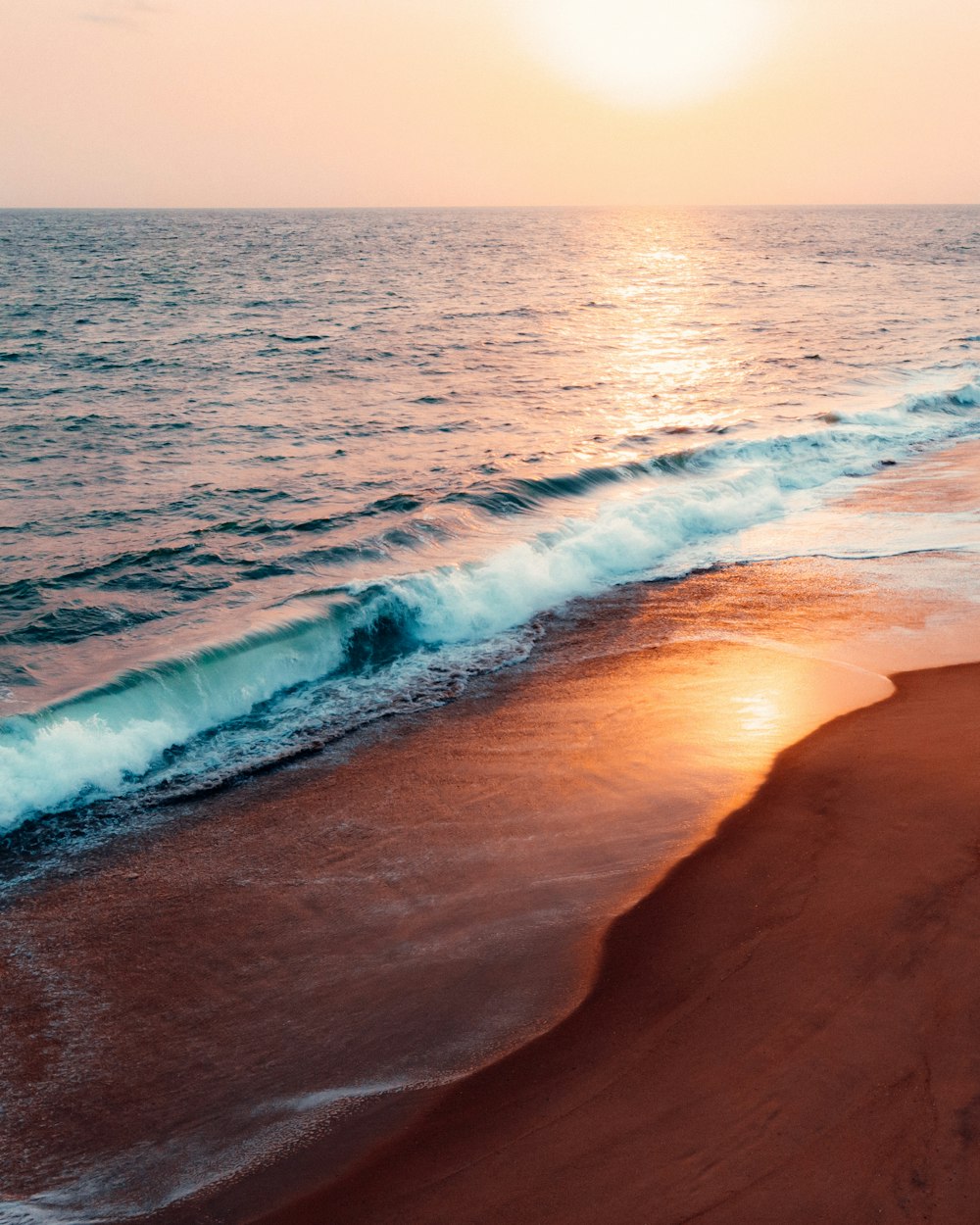 Les vagues de l’océan s’écrasent sur le rivage pendant la journée