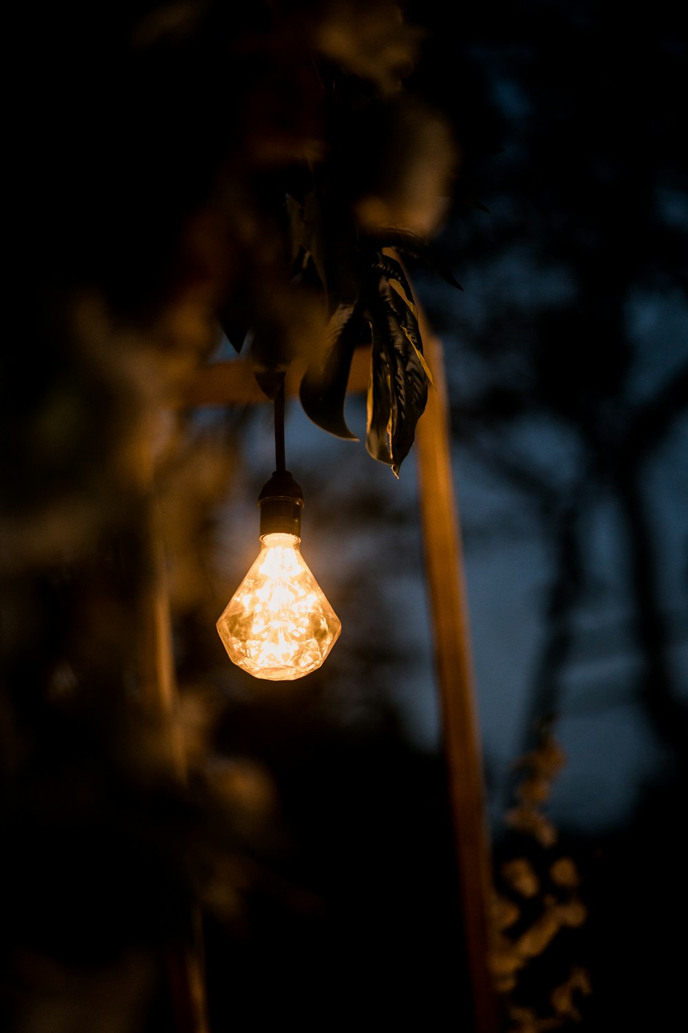 Lampe suspendue blanche allumée pendant la nuit