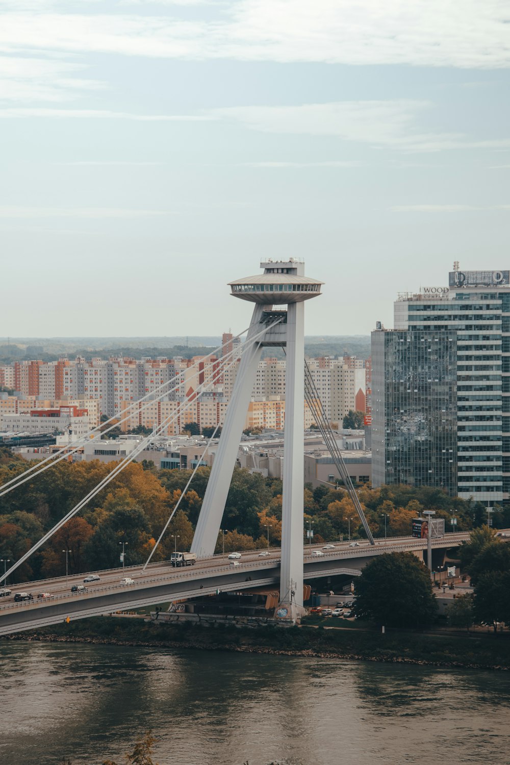 ponte branca sobre os edifícios da cidade durante o dia