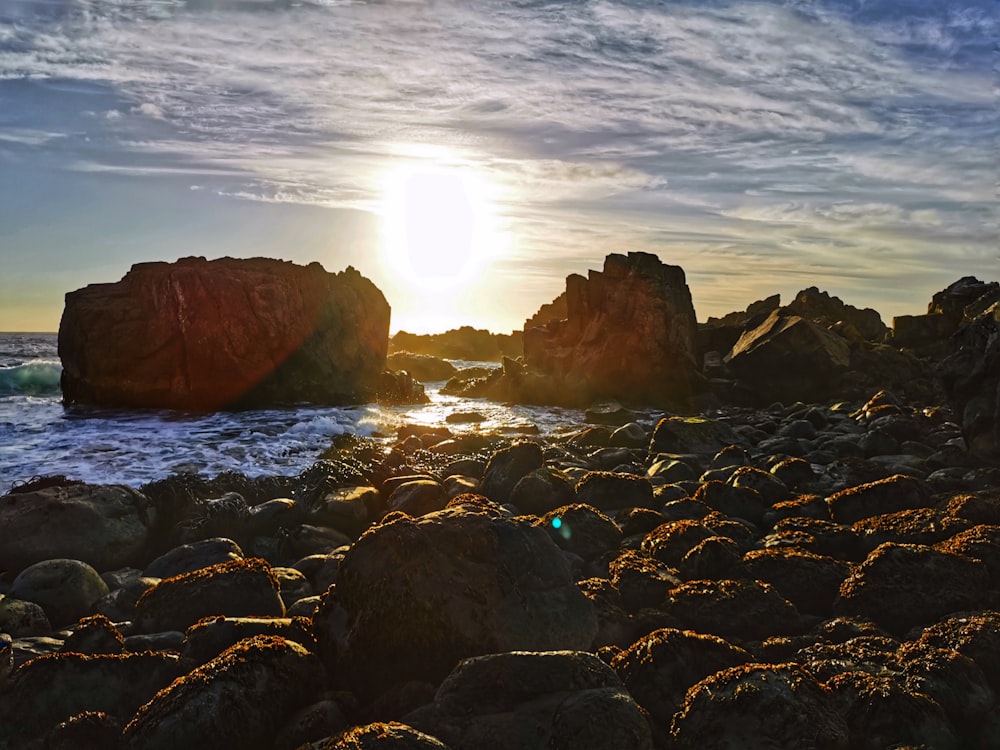 日の出の岩のある岩だらけの海岸