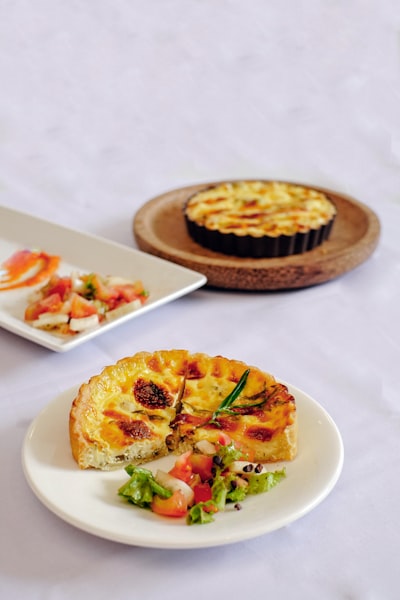 Quiche dorée à la pâte cannelée, servie avec une salade